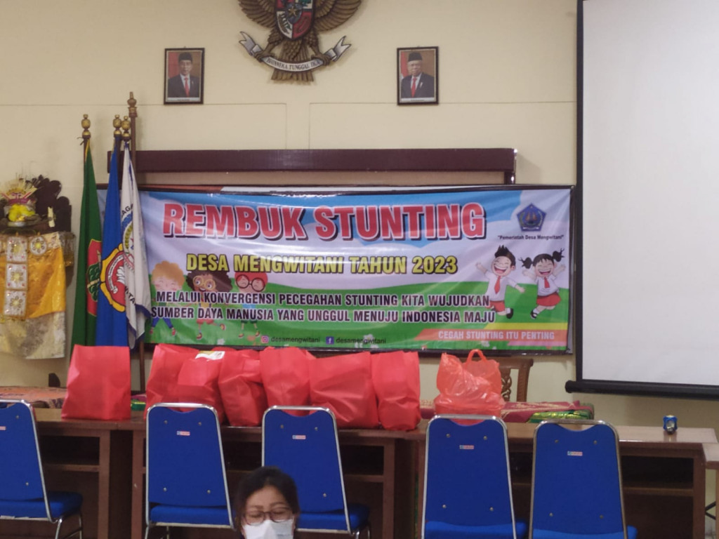 BERLANGSUNG KELAS IBU HAMIL DAN MEMBERIKAN BINGKISAN UNTUK ASUPAN GIZI MAKANAN UNTUK IBU HAMIL.